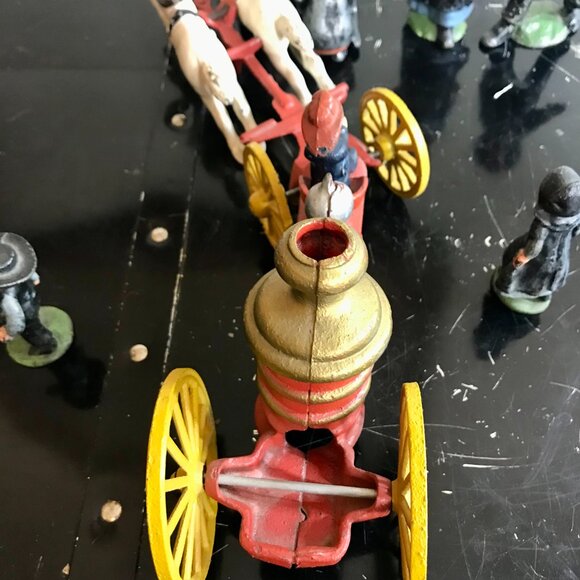 Vintage Cast Iron Toys Horse Drawn Wagon & Fireman & Amish Figurines - Picture 12 of 12